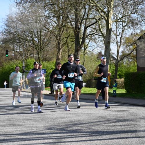 12.04.2026 - 45. Internationalen Wilhelmsburger Insellauf J. Mangold http://msf.ph/oto/9460637 12.04.2026 10:43:15 Ziel 3086, 3227, 4974, 5705, 2189, 5697, 2813, 4931, 3565, 5337, 2102, 2656, 2104, 5407, 5286, 2039, 3486, 4428, 3022, 4349, 2065, 3345, 2073 meine-sportfotos.de