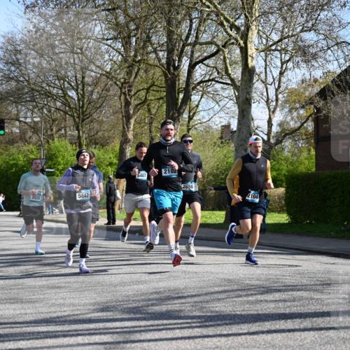12.04.2026 - 45. Internationalen Wilhelmsburger Insellauf J. Mangold http://msf.ph/oto/9460640 12.04.2026 10:43:15 Ziel 3086, 3227, 4974, 5705, 2189, 5697, 2813, 4931, 3565, 5337, 2102, 2656, 2104, 5407, 5286, 2039, 3486, 4428, 3022, 4349, 2065, 3345, 2073 meine-sportfotos.de