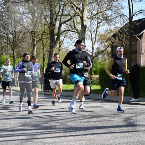12.04.2026 - 45. Internationalen Wilhelmsburger Insellauf J. Mangold http://msf.ph/oto/9460642 12.04.2026 10:43:16 Ziel 3227, 4974, 5705, 2189, 5697, 2813, 4931, 3565, 5337, 2102, 2656, 2104, 5407, 5286, 2039, 3486, 3486, 4428, 3022, 4349, 2065, 3345, 2073 meine-sportfotos.de