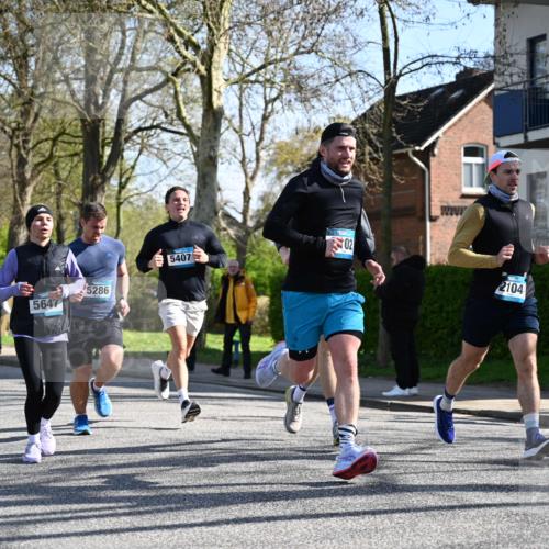 12.04.2026 - 45. Internationalen Wilhelmsburger Insellauf J. Mangold http://msf.ph/oto/9460651 12.04.2026 10:43:16 Ziel 3227, 4974, 5705, 2189, 5697, 2813, 4931, 3565, 5337, 2102, 2656, 2104, 5407, 5286, 2039, 3486, 3486, 4428, 3022, 4349, 2065, 3345, 2073 meine-sportfotos.de