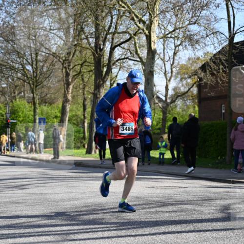 12.04.2026 - 45. Internationalen Wilhelmsburger Insellauf J. Mangold http://msf.ph/oto/9460675 12.04.2026 10:43:27 Ziel 5407, 5286, 2039, 3486, 4428, 3022, 4349, 2065, 3345, 2073, 2073, 4829, 4062, 5824 meine-sportfotos.de