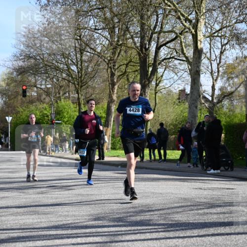 12.04.2026 - 45. Internationalen Wilhelmsburger Insellauf J. Mangold http://msf.ph/oto/9460685 12.04.2026 10:43:31 Ziel 2039, 3486, 4428, 3022, 4349, 2065, 3345, 2073, 4829, 4829, 4062, 5824, 3356 meine-sportfotos.de