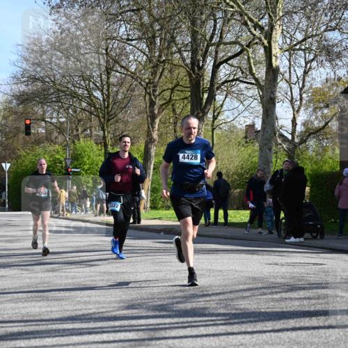 12.04.2026 - 45. Internationalen Wilhelmsburger Insellauf J. Mangold http://msf.ph/oto/9460687 12.04.2026 10:43:31 Ziel 2039, 3486, 4428, 3022, 4349, 2065, 3345, 2073, 4829, 4829, 4062, 5824, 3356 meine-sportfotos.de
