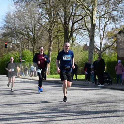 12.04.2026 - 45. Internationalen Wilhelmsburger Insellauf J. Mangold http://msf.ph/oto/9460688 12.04.2026 10:43:31 Ziel 2039, 3486, 4428, 3022, 4349, 2065, 3345, 2073, 4829, 4829, 4062, 5824, 3356 meine-sportfotos.de