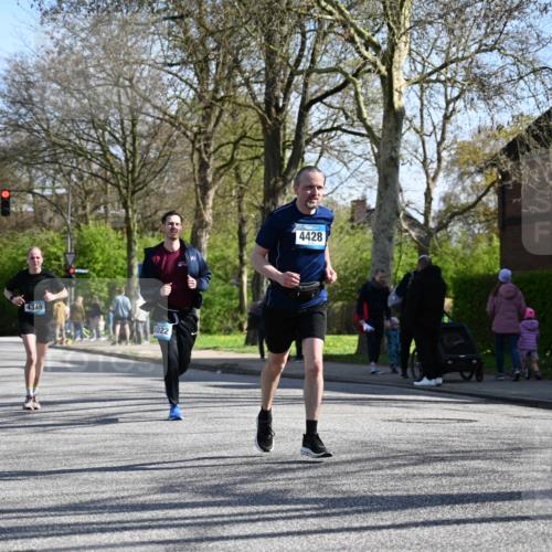 12.04.2026 - 45. Internationalen Wilhelmsburger Insellauf J. Mangold http://msf.ph/oto/9460690 12.04.2026 10:43:31 Ziel 2039, 3486, 4428, 3022, 4349, 2065, 3345, 2073, 4829, 4829, 4062, 5824, 3356 meine-sportfotos.de