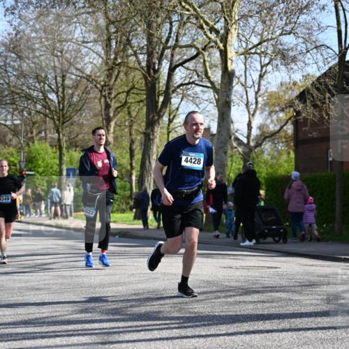 12.04.2026 - 45. Internationalen Wilhelmsburger Insellauf J. Mangold http://msf.ph/oto/9460693 12.04.2026 10:43:32 Ziel 2039, 3486, 4428, 3022, 4349, 2065, 3345, 2073, 4829, 4062, 5824, 3356 meine-sportfotos.de