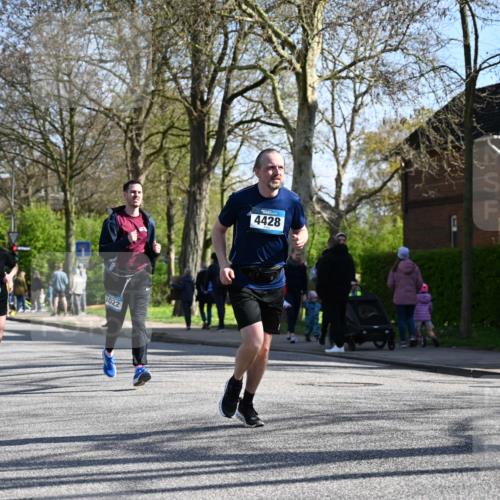 12.04.2026 - 45. Internationalen Wilhelmsburger Insellauf J. Mangold http://msf.ph/oto/9460695 12.04.2026 10:43:32 Ziel 2039, 3486, 4428, 3022, 4349, 2065, 3345, 2073, 4829, 4062, 5824, 3356 meine-sportfotos.de