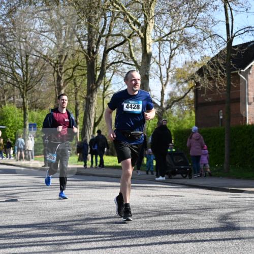 12.04.2026 - 45. Internationalen Wilhelmsburger Insellauf J. Mangold http://msf.ph/oto/9460697 12.04.2026 10:43:32 Ziel 2039, 3486, 4428, 3022, 4349, 2065, 3345, 2073, 4829, 4062, 5824, 3356 meine-sportfotos.de