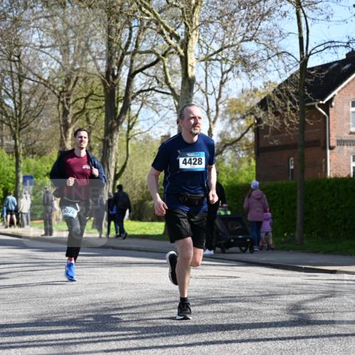 12.04.2026 - 45. Internationalen Wilhelmsburger Insellauf J. Mangold http://msf.ph/oto/9460701 12.04.2026 10:43:32 Ziel 2039, 3486, 4428, 3022, 4349, 2065, 3345, 2073, 4829, 4062, 5824, 3356 meine-sportfotos.de