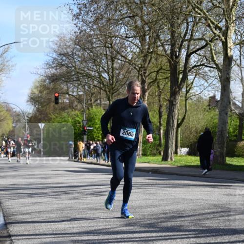 12.04.2026 - 45. Internationalen Wilhelmsburger Insellauf J. Mangold http://msf.ph/oto/9460732 12.04.2026 10:43:41 Ziel 3486, 4428, 3022, 4349, 2065, 3345, 2073, 4829, 4062, 5824, 3356, 5766, 5775 meine-sportfotos.de