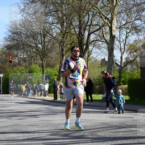 12.04.2026 - 45. Internationalen Wilhelmsburger Insellauf J. Mangold http://msf.ph/oto/9460773 12.04.2026 10:43:56 Ziel 2065, 3345, 2073, 4829, 4062, 5824, 3356, 5766, 5775, 3662, 2911, 4934, 2940, 4815, 4758, 5009, 4906 meine-sportfotos.de