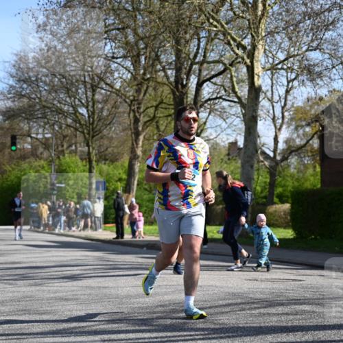 12.04.2026 - 45. Internationalen Wilhelmsburger Insellauf J. Mangold http://msf.ph/oto/9460775 12.04.2026 10:43:56 Ziel 2065, 3345, 2073, 4829, 4062, 5824, 3356, 5766, 5775, 3662, 2911, 4934, 2940, 4815, 4758, 5009, 4906 meine-sportfotos.de