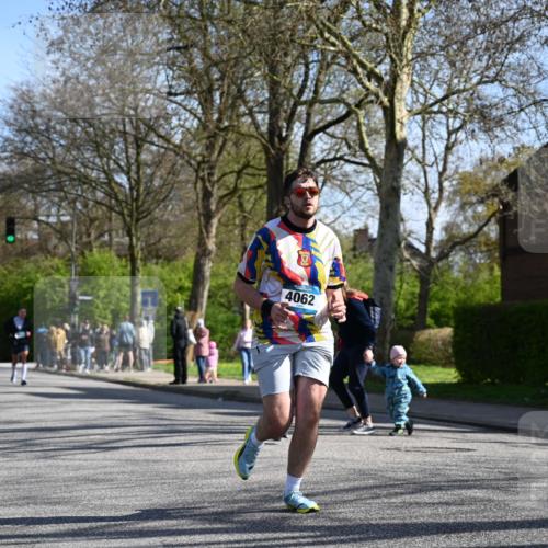 12.04.2026 - 45. Internationalen Wilhelmsburger Insellauf J. Mangold http://msf.ph/oto/9460779 12.04.2026 10:43:56 Ziel 2065, 3345, 2073, 4829, 4062, 5824, 3356, 5766, 5775, 3662, 2911, 4934, 2940, 4815, 4758, 5009, 4906 meine-sportfotos.de