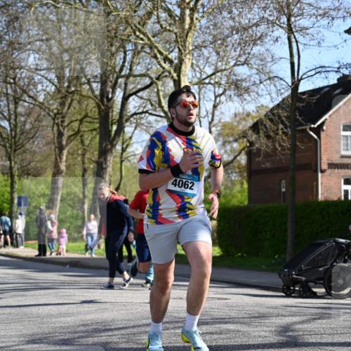 12.04.2026 - 45. Internationalen Wilhelmsburger Insellauf J. Mangold http://msf.ph/oto/9460786 12.04.2026 10:43:57 Ziel 2065, 3345, 2073, 4829, 4062, 5824, 3356, 5766, 5775, 3662, 2911, 4934, 2940, 4815, 4758, 5009, 4906 meine-sportfotos.de