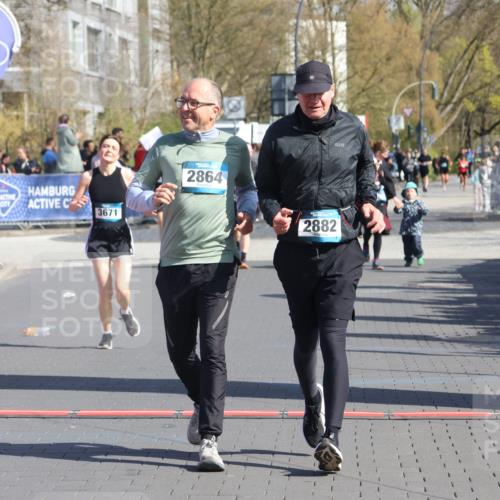 12.04.2026 - 45. Internationalen Wilhelmsburger Insellauf Strokosch-Dieckow http://msf.ph/oto/9460793 12.04.2026 11:08:26 Ziel 2882, 2864, 3671 meine-sportfotos.de