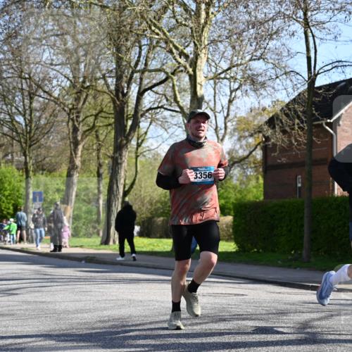12.04.2026 - 45. Internationalen Wilhelmsburger Insellauf J. Mangold http://msf.ph/oto/9460800 12.04.2026 10:44:05 Ziel 4829, 4062, 5824, 3356, 5766, 5775, 3662, 2911, 4934, 2940, 4815, 4758, 5009, 4906, 5805, 2920 meine-sportfotos.de