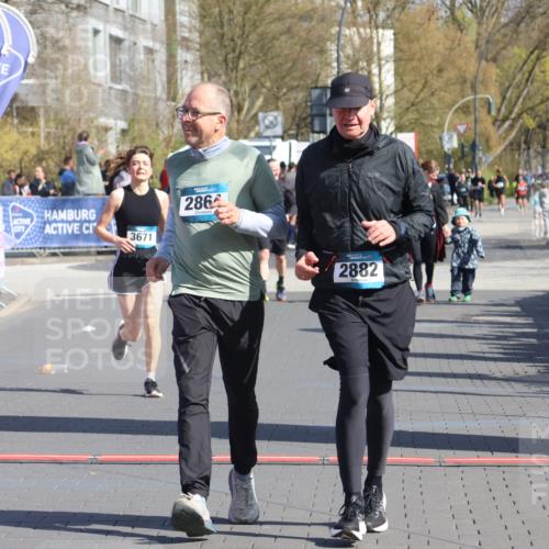 12.04.2026 - 45. Internationalen Wilhelmsburger Insellauf Strokosch-Dieckow http://msf.ph/oto/9460826 12.04.2026 11:08:27 Ziel 2882, 2864, 3671 meine-sportfotos.de