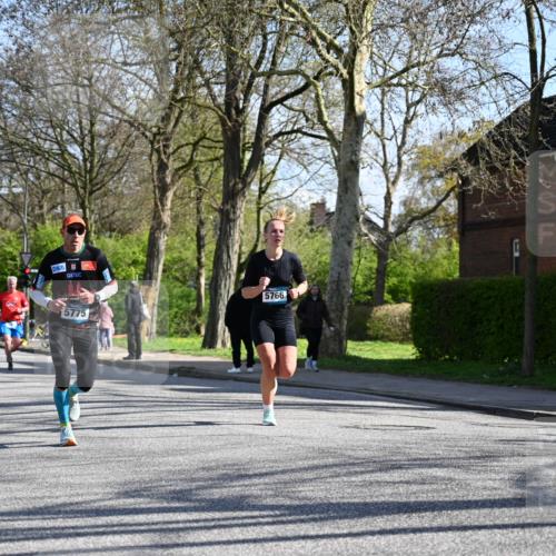 12.04.2026 - 45. Internationalen Wilhelmsburger Insellauf J. Mangold http://msf.ph/oto/9460831 12.04.2026 10:44:16 Ziel 5824, 3356, 5766, 5775, 3662, 2911, 4934, 2940, 4815, 4758, 5009, 4906, 5805, 2920, 3173, 2190, 4914, 5341, 5435, 5563, 2075 meine-sportfotos.de