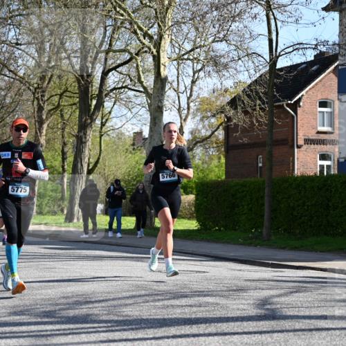 12.04.2026 - 45. Internationalen Wilhelmsburger Insellauf J. Mangold http://msf.ph/oto/9460840 12.04.2026 10:44:16 Ziel 5824, 3356, 5766, 5775, 3662, 2911, 4934, 2940, 4815, 4758, 5009, 4906, 5805, 2920, 3173, 2190, 4914, 5341, 5435, 5563, 2075 meine-sportfotos.de