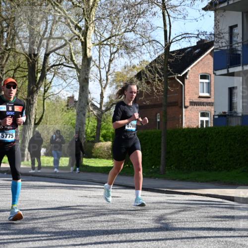 12.04.2026 - 45. Internationalen Wilhelmsburger Insellauf J. Mangold http://msf.ph/oto/9460846 12.04.2026 10:44:17 Ziel 3356, 5766, 5775, 3662, 2911, 4934, 2940, 4815, 4758, 5009, 4906, 5805, 2920, 2920, 3173, 2190, 4914, 5341, 5435, 5563, 2075 meine-sportfotos.de