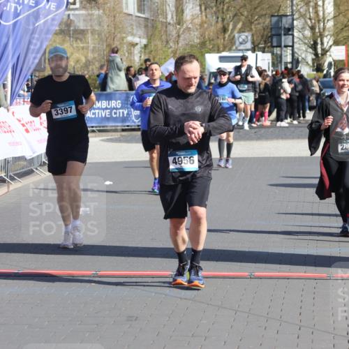 12.04.2026 - 45. Internationalen Wilhelmsburger Insellauf Strokosch-Dieckow http://msf.ph/oto/9460883 12.04.2026 11:08:33 Ziel 3671, 4956, 3397, 2800 meine-sportfotos.de