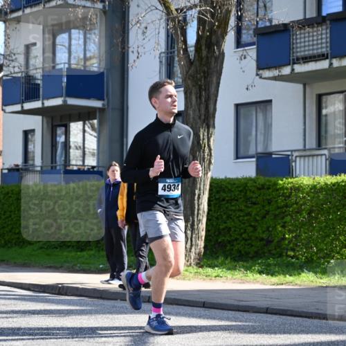 12.04.2026 - 45. Internationalen Wilhelmsburger Insellauf J. Mangold http://msf.ph/oto/9460887 12.04.2026 10:44:22 Ziel 5766, 5775, 3662, 2911, 4934, 2940, 4815, 4758, 5009, 4906, 5805, 2920, 3173, 2190, 3173, 2190, 4914, 5341, 5435, 5563, 2075, 2810, 3408, 4739, 3416 meine-sportfotos.de