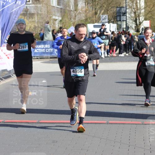 12.04.2026 - 45. Internationalen Wilhelmsburger Insellauf Strokosch-Dieckow http://msf.ph/oto/9460893 12.04.2026 11:08:34 Ziel 4956, 3397, 2800 meine-sportfotos.de