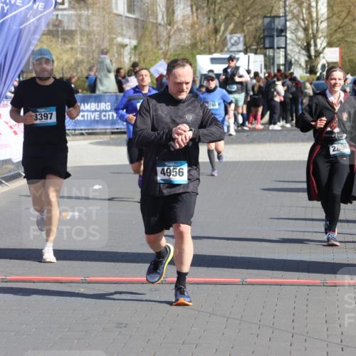 12.04.2026 - 45. Internationalen Wilhelmsburger Insellauf Strokosch-Dieckow http://msf.ph/oto/9460900 12.04.2026 11:08:34 Ziel 4956, 3397, 2800 meine-sportfotos.de