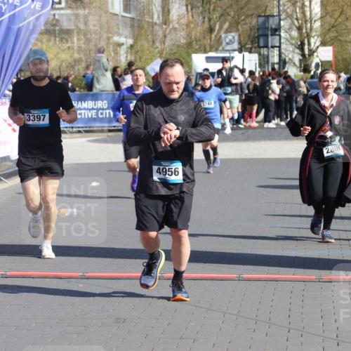 12.04.2026 - 45. Internationalen Wilhelmsburger Insellauf Strokosch-Dieckow http://msf.ph/oto/9460908 12.04.2026 11:08:34 Ziel 4956, 3397, 2800 meine-sportfotos.de