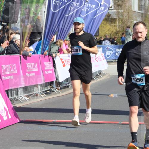 12.04.2026 - 45. Internationalen Wilhelmsburger Insellauf Strokosch-Dieckow http://msf.ph/oto/9460915 12.04.2026 11:08:35 Ziel 4956, 3397, 2800, 4977 meine-sportfotos.de