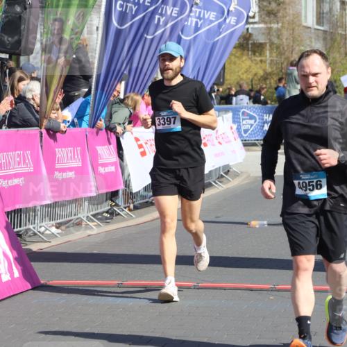 12.04.2026 - 45. Internationalen Wilhelmsburger Insellauf Strokosch-Dieckow http://msf.ph/oto/9460923 12.04.2026 11:08:35 Ziel 4956, 3397, 2800, 4977 meine-sportfotos.de