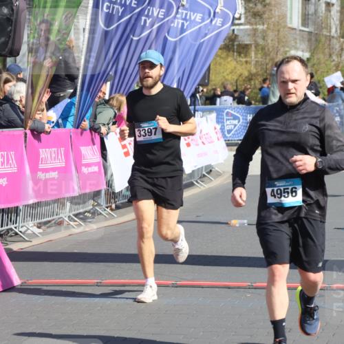12.04.2026 - 45. Internationalen Wilhelmsburger Insellauf Strokosch-Dieckow http://msf.ph/oto/9460931 12.04.2026 11:08:35 Ziel 4956, 3397, 2800, 4977 meine-sportfotos.de