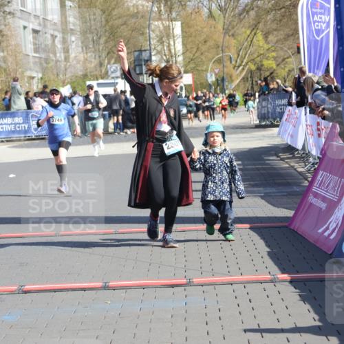 12.04.2026 - 45. Internationalen Wilhelmsburger Insellauf Strokosch-Dieckow http://msf.ph/oto/9460948 12.04.2026 11:08:37 Ziel 4956, 3397, 2800, 4977, 3740 meine-sportfotos.de