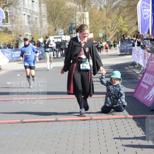 12.04.2026 - 45. Internationalen Wilhelmsburger Insellauf Strokosch-Dieckow http://msf.ph/oto/9460962 12.04.2026 11:08:38 Ziel 4956, 3397, 2800, 4977, 3740 meine-sportfotos.de
