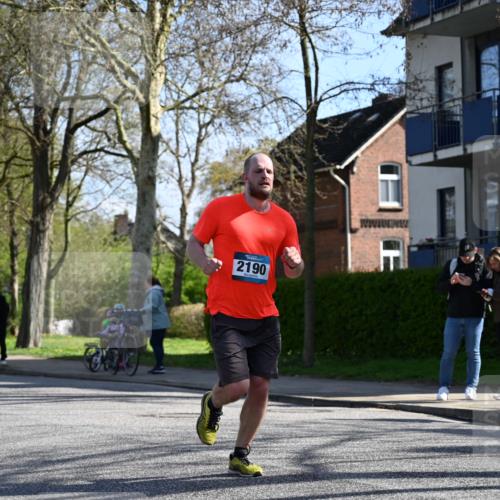 12.04.2026 - 45. Internationalen Wilhelmsburger Insellauf J. Mangold http://msf.ph/oto/9460970 12.04.2026 10:44:48 Ziel 5805, 2920, 3173, 2190, 4914, 5341, 5435, 5563, 2075, 2810, 3408, 4739, 3416, 2899, 4785, 3566, 5037, 5046, 3747, 3054, 2376, 2376, 2300, 3334, 4958, 3500, 4928, 4333, 2301, 2995 meine-sportfotos.de