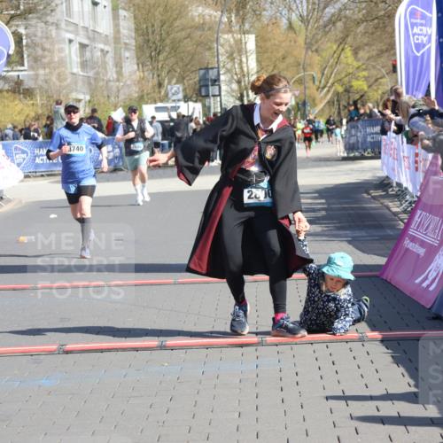 12.04.2026 - 45. Internationalen Wilhelmsburger Insellauf Strokosch-Dieckow http://msf.ph/oto/9460994 12.04.2026 11:08:38 Ziel 4956, 3397, 2800, 4977, 3740 meine-sportfotos.de