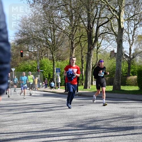 12.04.2026 - 45. Internationalen Wilhelmsburger Insellauf J. Mangold http://msf.ph/oto/9461061 12.04.2026 10:44:58 Ziel 3173, 2190, 4914, 5341, 5435, 5563, 2075, 2810, 3408, 4739, 3416, 2899, 4785, 3566, 5037, 5046, 3747, 3054, 2376, 2300, 3334, 4958, 3500, 4928, 4333, 2301, 2995, 2134, 3369, 4635, 3772, 3337, 3680 meine-sportfotos.de