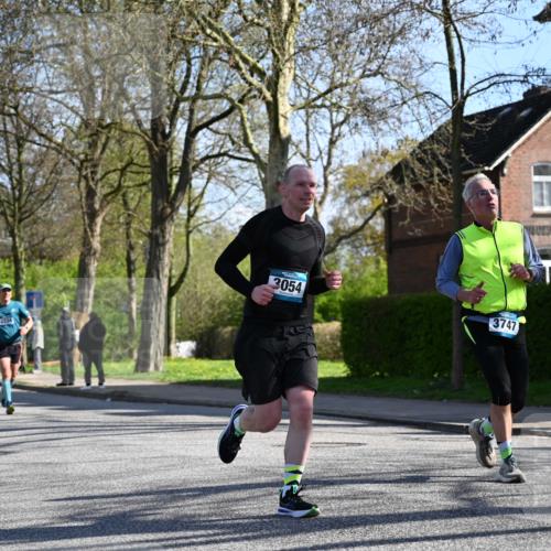 12.04.2026 - 45. Internationalen Wilhelmsburger Insellauf J. Mangold http://msf.ph/oto/9461110 12.04.2026 10:45:06 Ziel 2810, 3408, 4739, 3416, 2899, 4785, 3566, 5037, 5046, 3747, 3054, 2376, 2300, 3334, 4958, 3500, 4928, 4333, 2301, 2995, 2134, 3369, 4635, 3772, 3337, 3680, 5325, 3653, 4139, 4531, 5694, 2216, 3430, 5594, 4481 meine-sportfotos.de