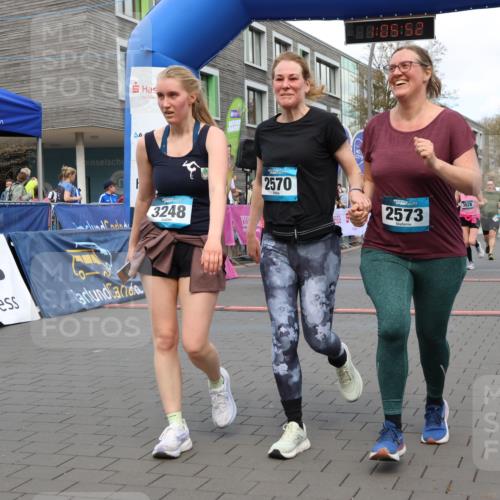12.04.2026 - 45. Internationalen Wilhelmsburger Insellauf Strokosch-Dieckow http://msf.ph/oto/9461121 12.04.2026 13:18:52 Ziel 3248, 2570, 2573, 3277, 3828, 4948, 5488 meine-sportfotos.de