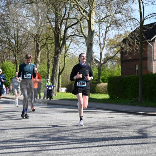12.04.2026 - 45. Internationalen Wilhelmsburger Insellauf J. Mangold http://msf.ph/oto/9461238 12.04.2026 10:45:34 Ziel 4928, 4333, 2301, 2995, 2134, 3369, 4635, 3772, 3337, 3680, 5325, 3653, 4139, 4531, 5694, 2216, 3430, 5594, 4481, 4682, 5664, 3172, 2691, 3256, 3848, 3849, 5690, 4182, 4182, 2460, 2706, 4357, 3952 meine-sportfotos.de