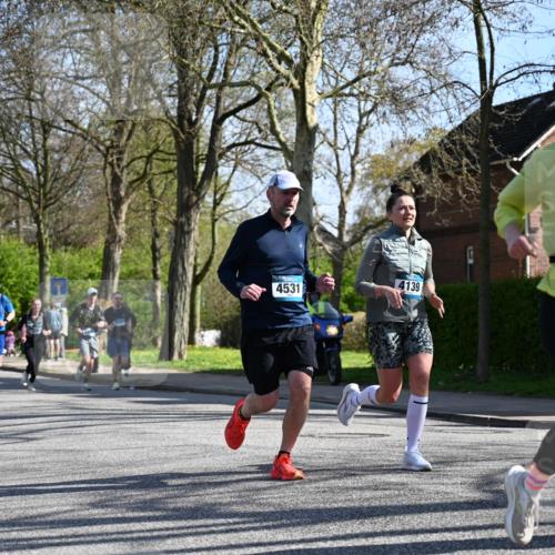12.04.2026 - 45. Internationalen Wilhelmsburger Insellauf J. Mangold http://msf.ph/oto/9461281 12.04.2026 10:45:38 Ziel 2134, 3369, 4635, 3772, 3337, 3680, 5325, 3653, 4139, 4531, 5694, 2216, 3430, 5594, 4481, 4682, 5664, 5664, 3172, 2691, 3256, 3848, 3849, 5690, 4182, 2460, 2706, 4357, 3952, 4755, 3480, 5050 meine-sportfotos.de