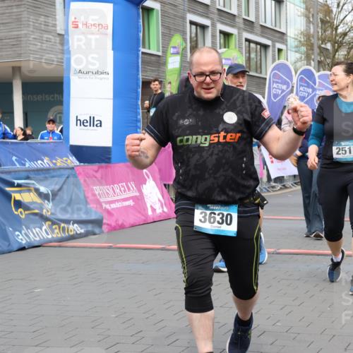 12.04.2026 - 45. Internationalen Wilhelmsburger Insellauf Strokosch-Dieckow http://msf.ph/oto/9461311 12.04.2026 13:18:44 Ziel 2516, 2517, 4031, 3694, 2018, 2961, 3248 meine-sportfotos.de