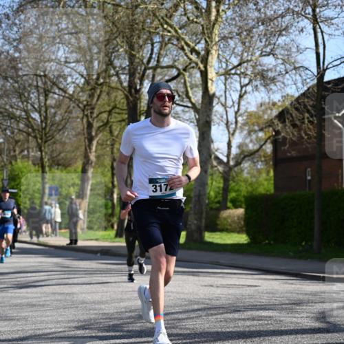 12.04.2026 - 45. Internationalen Wilhelmsburger Insellauf J. Mangold http://msf.ph/oto/9461352 12.04.2026 10:45:53 Ziel 2216, 3430, 5594, 4481, 4682, 5664, 3172, 2691, 3256, 3848, 3849, 5690, 4182, 2460, 2706, 4357, 3952, 4755, 3480, 5050, 5598, 3635, 4762, 5466, 2596, 3008, 4631, 2841 meine-sportfotos.de