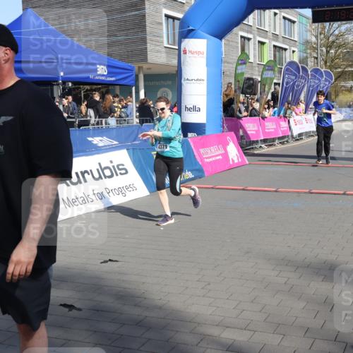 12.04.2026 - 45. Internationalen Wilhelmsburger Insellauf Strokosch-Dieckow http://msf.ph/oto/9461364 12.04.2026 11:09:19 Ziel 4371, 3748, 3701 meine-sportfotos.de