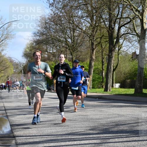 12.04.2026 - 45. Internationalen Wilhelmsburger Insellauf J. Mangold http://msf.ph/oto/9461373 12.04.2026 10:45:55 Ziel 5594, 4481, 4682, 5664, 3172, 2691, 3256, 3848, 3849, 5690, 4182, 2460, 2706, 4357, 3952, 4755, 3480, 5050, 5598, 3635, 4762, 5466, 2596, 3008, 4631, 2841, 5726 meine-sportfotos.de