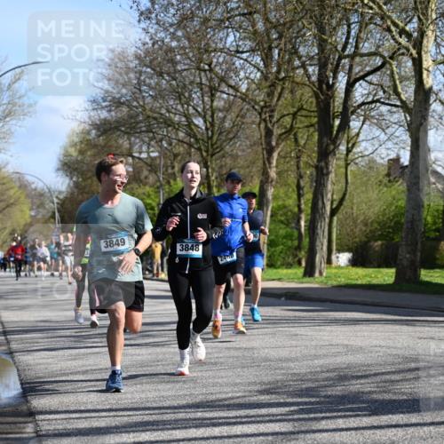 12.04.2026 - 45. Internationalen Wilhelmsburger Insellauf J. Mangold http://msf.ph/oto/9461375 12.04.2026 10:45:55 Ziel 5594, 4481, 4682, 5664, 3172, 2691, 3256, 3848, 3849, 5690, 4182, 2460, 2706, 4357, 3952, 4755, 3480, 5050, 5598, 3635, 4762, 5466, 2596, 3008, 4631, 2841, 5726 meine-sportfotos.de