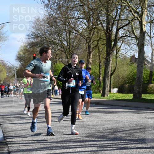 12.04.2026 - 45. Internationalen Wilhelmsburger Insellauf J. Mangold http://msf.ph/oto/9461380 12.04.2026 10:45:55 Ziel 5594, 4481, 4682, 5664, 3172, 2691, 3256, 3848, 3849, 5690, 4182, 2460, 2706, 4357, 3952, 4755, 3480, 5050, 5598, 3635, 4762, 5466, 2596, 3008, 4631, 2841, 5726 meine-sportfotos.de