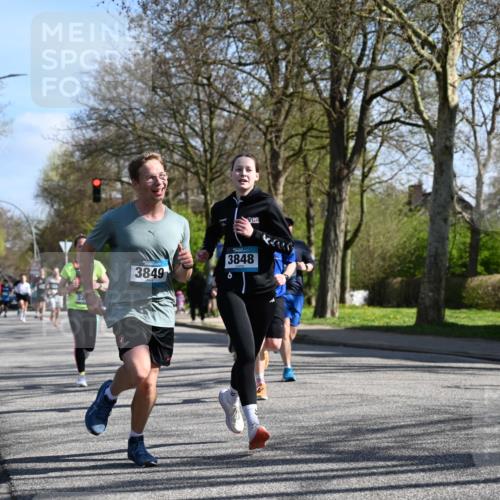 12.04.2026 - 45. Internationalen Wilhelmsburger Insellauf J. Mangold http://msf.ph/oto/9461384 12.04.2026 10:45:55 Ziel 5594, 4481, 4682, 5664, 3172, 2691, 3256, 3848, 3849, 5690, 4182, 2460, 2706, 4357, 3952, 4755, 3480, 5050, 5598, 3635, 4762, 5466, 2596, 3008, 4631, 2841, 5726 meine-sportfotos.de