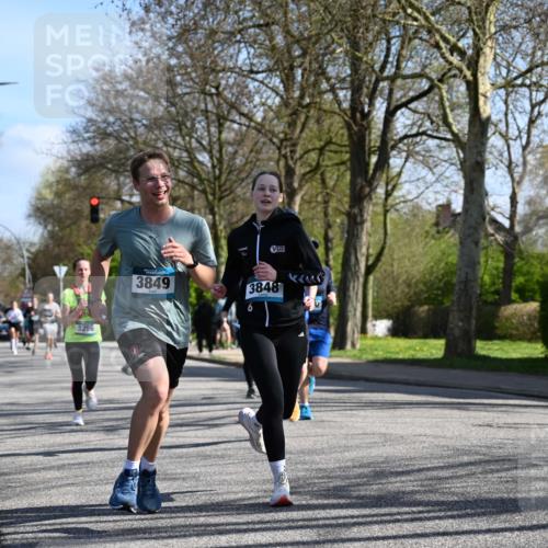 12.04.2026 - 45. Internationalen Wilhelmsburger Insellauf J. Mangold http://msf.ph/oto/9461387 12.04.2026 10:45:56 Ziel 4682, 5664, 3172, 2691, 3256, 3848, 3849, 5690, 4182, 2460, 2706, 4357, 3952, 4755, 3480, 5050, 5598, 3635, 4762, 5466, 2596, 3008, 4631, 2841, 5726, 5562 meine-sportfotos.de