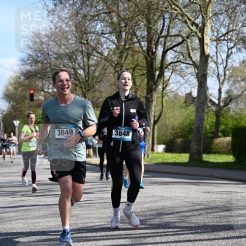 12.04.2026 - 45. Internationalen Wilhelmsburger Insellauf J. Mangold http://msf.ph/oto/9461389 12.04.2026 10:45:56 Ziel 4682, 5664, 3172, 2691, 3256, 3848, 3849, 5690, 4182, 2460, 2706, 4357, 3952, 4755, 3480, 5050, 5598, 3635, 4762, 5466, 2596, 3008, 4631, 2841, 5726, 5562 meine-sportfotos.de